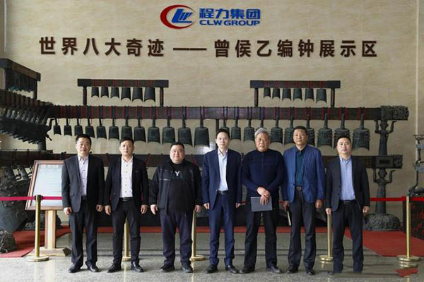 在程力汽車集團總部迎賓大廳，雙方代表觀摩世界八大奇跡編鐘后合影紀念